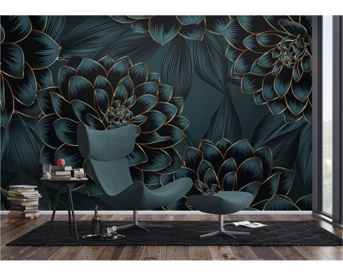 Wohnzimmer mit Blumendesign Tapete, Sessel und Beistelltisch