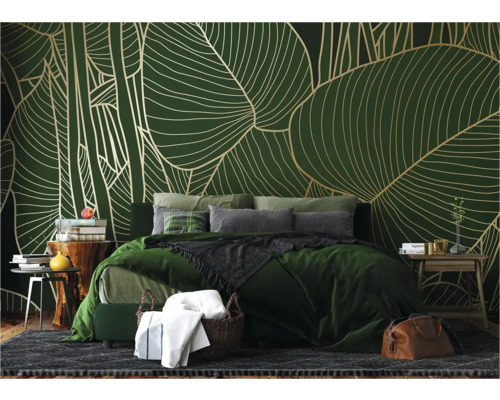 Schlafzimmer mit grüner Blättertapete, Bett und Nachttischen