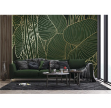 Wohnzimmer mit Sofa, Couchtischen und Blattmuster-Tapete