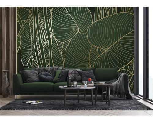 Wohnzimmer mit Sofa, Couchtischen und Blattmuster-Tapete