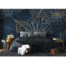 Schlafzimmer mit Bett vor einer Wandtapete mit Blumenmuster