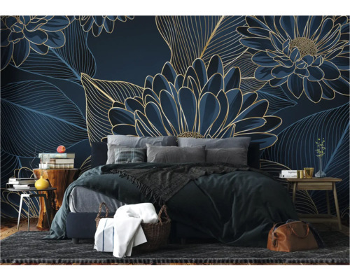 Schlafzimmer mit Bett vor einer Wandtapete mit Blumenmuster
