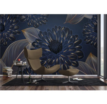 Wohnzimmer mit blumiger Fototapete, Sessel und Teppich