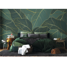 Schlafzimmer mit Bett vor einer Wandtapete mit Blättermotiv