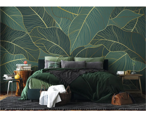 Schlafzimmer mit Bett vor einer Wandtapete mit Blättermotiv