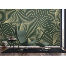 Wohnraum mit Tapete mit geometrischem Muster, Sessel und Beistelltisch
