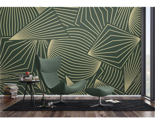Wohnraum mit Tapete mit geometrischem Muster, Sessel und Beistelltisch