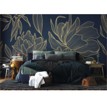 Schlafzimmer mit floraler Tapete, Bett und Nachttischen
