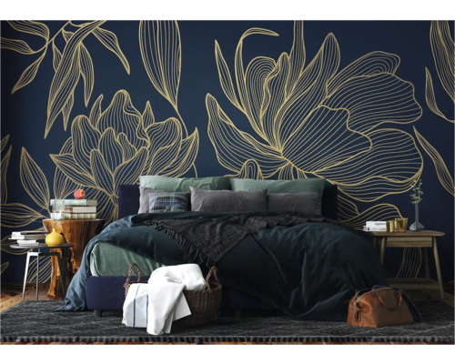 Schlafzimmer mit floraler Tapete, Bett und Nachttischen
