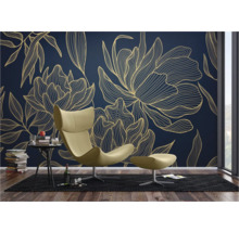 Wohnraum mit blauer Tapete und goldenem Blumenmuster, Sessel und Beistelltisch