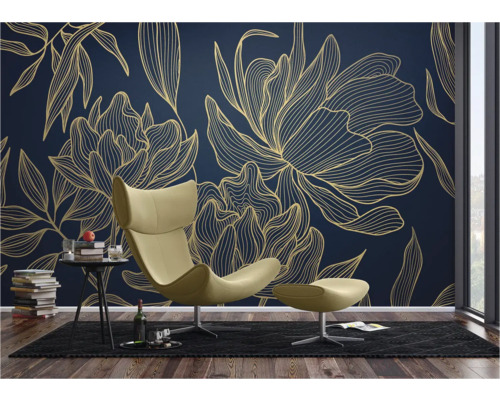 Wohnraum mit blauer Tapete und goldenem Blumenmuster, Sessel und Beistelltisch