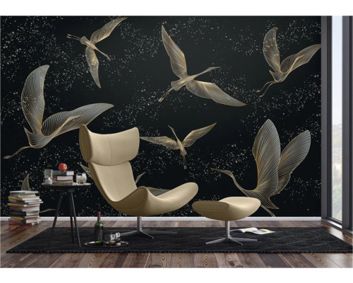Wohnraum mit gemusterter Tapete mit Vogelmotiven, Sessel und Beistelltisch.