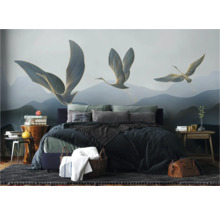 Modernes Schlafzimmer mit Wandbild von stilisierten Kranichen vor Bergkulisse