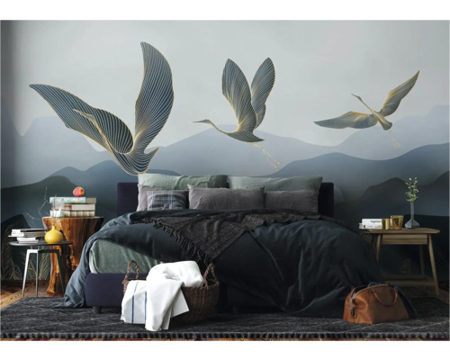 Modernes Schlafzimmer mit Wandbild von stilisierten Kranichen vor Bergkulisse
