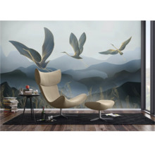 Wohnzimmer mit Fototapete mit Kranich-Motiv und modernem Sessel.