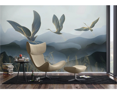 Wohnzimmer mit Fototapete mit Kranich-Motiv und modernem Sessel.