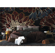 Schlafzimmer mit Blumenmustertapete, Bett und Beistelltischen für eine stilvolle Einrichtung.