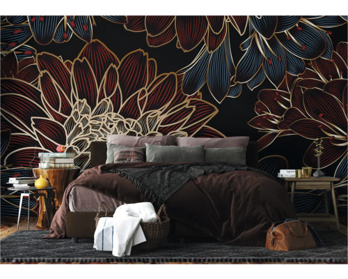 Schlafzimmer mit Blumenmustertapete, Bett und Beistelltischen für eine stilvolle Einrichtung.