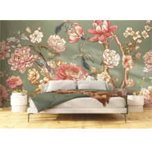 Schlafzimmer mit Blumentapete, Bett und Nachttischen
