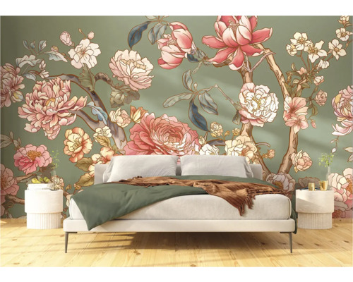 Schlafzimmer mit Blumentapete, Bett und Nachttischen