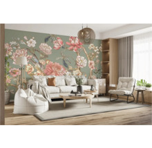 Wohnzimmer mit floraler Tapete, Sofa und Sessel für ein gemütliches Ambiente