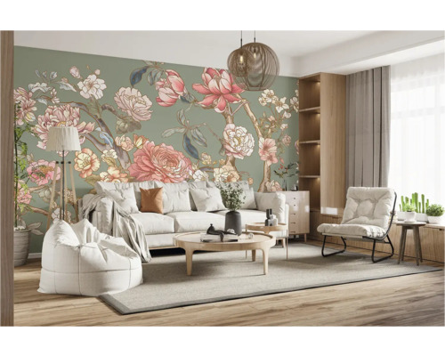 Wohnzimmer mit floraler Tapete, Sofa und Sessel für ein gemütliches Ambiente