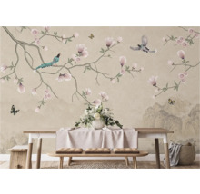 Dekoratives Wandbild mit Blüten, Vögeln und Tischarrangement für ein stilvolles Interieur