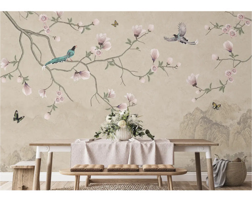 Dekoratives Wandbild mit Blüten, Vögeln und Tischarrangement für ein stilvolles Interieur