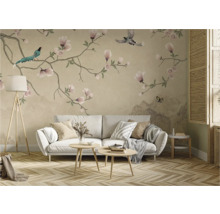 Wohnzimmer mit floraler Tapete, Sofa und Holzboden