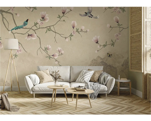 Wohnzimmer mit floraler Tapete, Sofa und Holzboden
