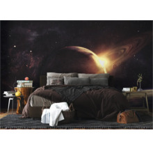 Schlafzimmer mit Fototapete Weltraum-Motiv, Bett und Nachtischen