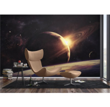Raum mit Fototapete mit Weltraummotiv, Sessel und Beistelltisch