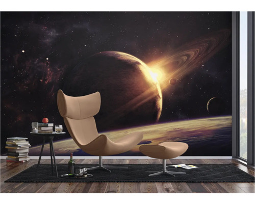 Raum mit Fototapete mit Weltraummotiv, Sessel und Beistelltisch
