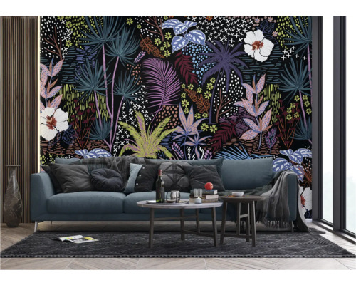 Wohnzimmer mit Sofa und gemusterter Dschungeltapete