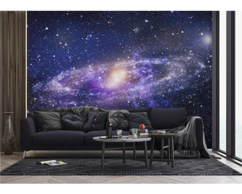 Wohnzimmer mit Galaxie Fototapete, Sofa und Couchtischen.