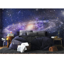 Schlafzimmer mit Galaxie-Fototapete, Bett, Nachttischen und dekorativen Elementen für eine ruhige Atmosphäre.