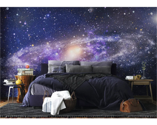 Schlafzimmer mit Galaxie-Fototapete, Bett, Nachttischen und dekorativen Elementen für eine ruhige Atmosphäre.