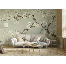Wohnzimmer mit Sofa, Tischlampe und Wandtapete mit Blüten- und Vogelmuster