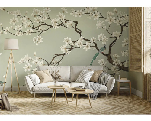 Wohnzimmer mit Sofa, Tischlampe und Wandtapete mit Blüten- und Vogelmuster