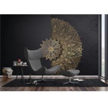 Wohnzimmer mit Wandtapete mit goldenem Mandala Muster, Sessel und Dekorationen