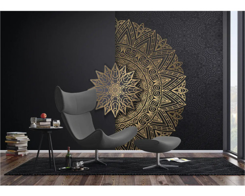 Wohnzimmer mit Wandtapete mit goldenem Mandala Muster, Sessel und Dekorationen