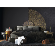 Schlafzimmer mit Bett, Nachttischen und Mandala-Wanddekoration