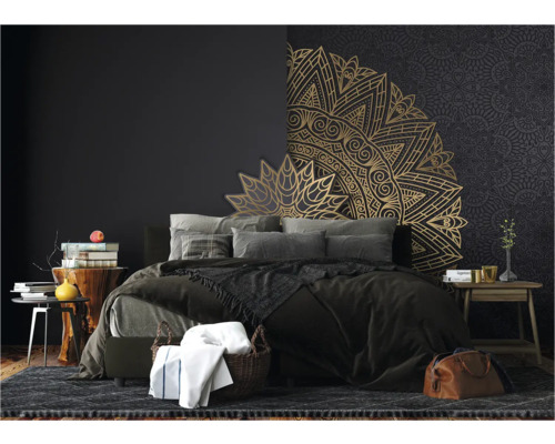 Schlafzimmer mit Bett, Nachttischen und Mandala-Wanddekoration
