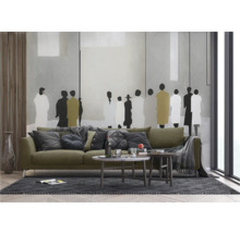 Modernes Wohnzimmer mit Sofa, Couchtischen und dekorativer Wandgestaltung