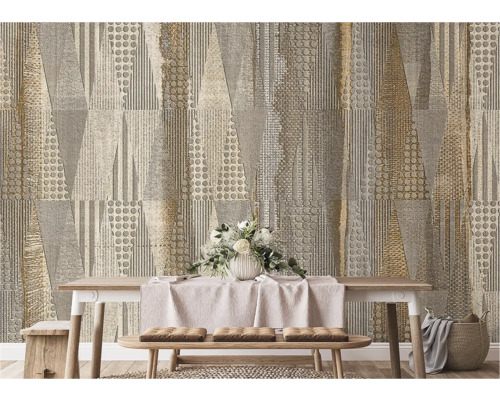 Dekoratives Wohnzimmer mit geometrischer Tapete und Holzesstisch