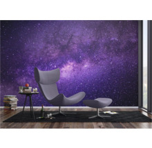 Wohnzimmer mit Sternenhimmel-Fototapete, Sessel und Beistelltisch