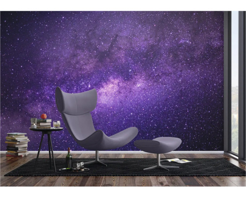 Wohnzimmer mit Sternenhimmel-Fototapete, Sessel und Beistelltisch