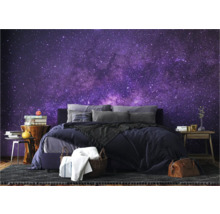 Schlafzimmer mit Bett und Fototapete mit Sternenmuster