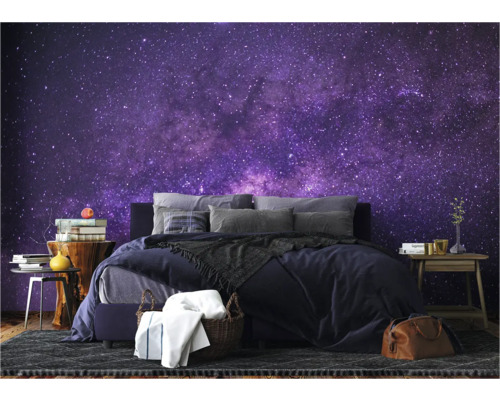Schlafzimmer mit Bett und Fototapete mit Sternenmuster