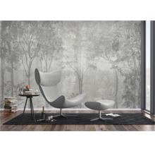 Wohnzimmer mit Fototapete Waldmotiv, Sessel und Beistelltisch